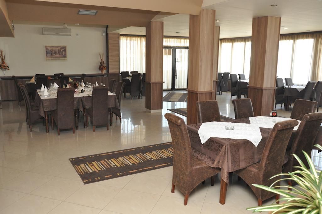Hotel Extra Lion Md Ni Restaurang bild